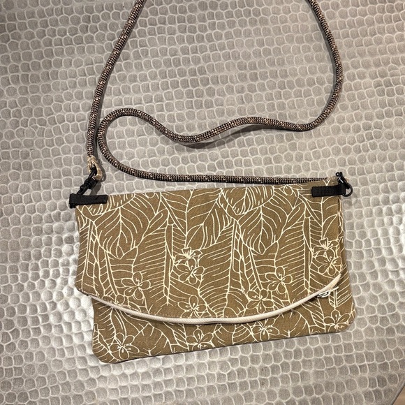 KAVU Olive Leaf Print Crossbody with White Zip - Picture 2 of 3